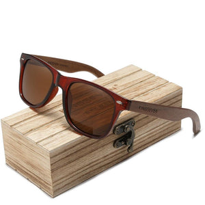 Nouvelles lunettes de soleil montées sur du bois de noyer marron