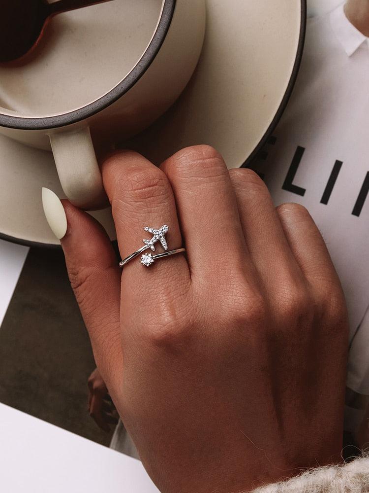 Bague avion en vol pour Femme portée