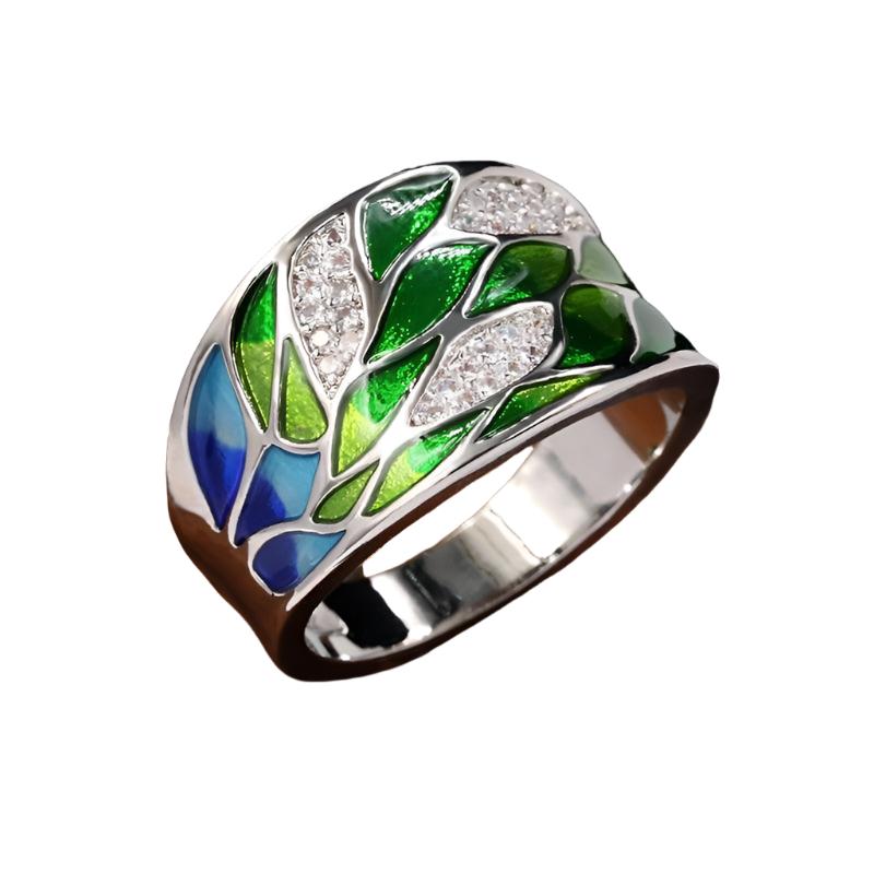 Bague bohème feuille verte fond marron profil levée