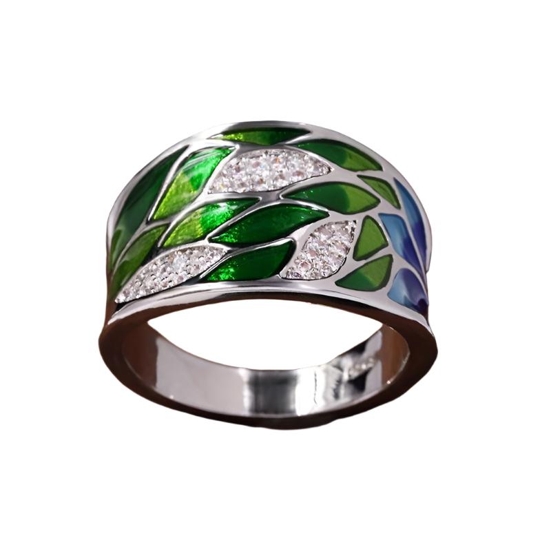 Bague bohème feuille verte fond marron levée