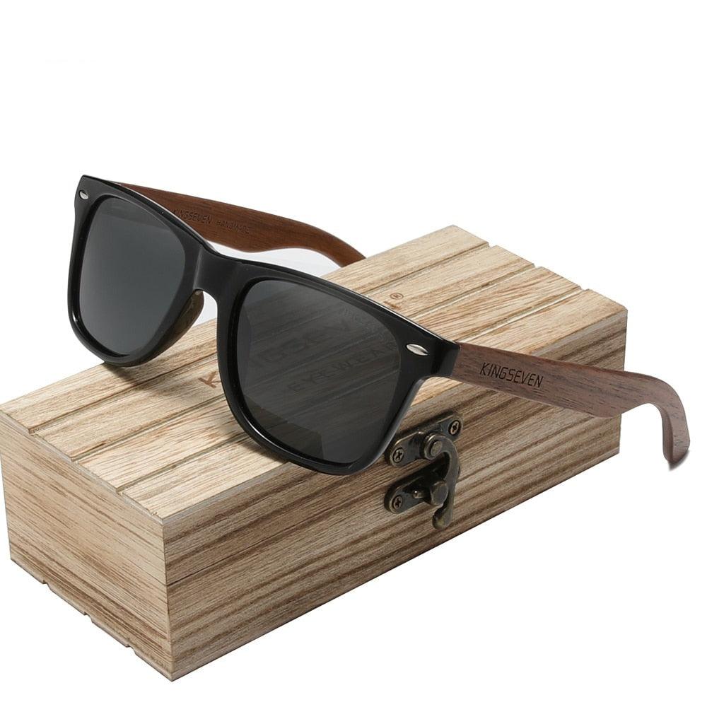 Nouvelles lunettes de soleil montées sur du bois de noyer noir