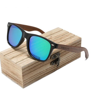 Nouvelles lunettes de soleil montées sur du bois de noyer vert