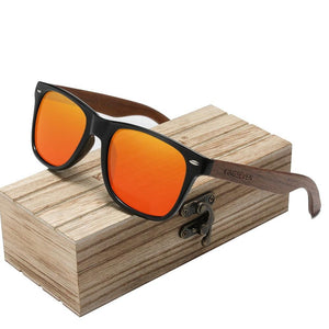 Nouvelles lunettes de soleil montées sur du bois de noyer rouge