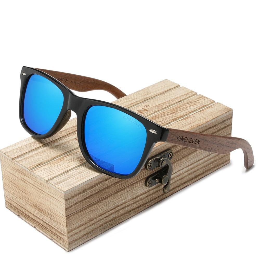 Nouvelles lunettes de soleil montées sur du bois de noyer bleu