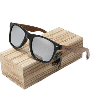 Nouvelles lunettes de soleil montées sur du bois de noyer argent