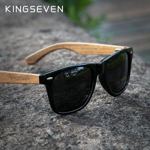 Nouvelles lunettes de soleil montées sur du bois de noyer
